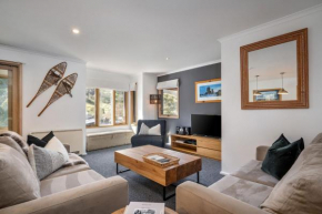 Lhotsky 1 Bedroom apartment with secluded outlook and onsite parking